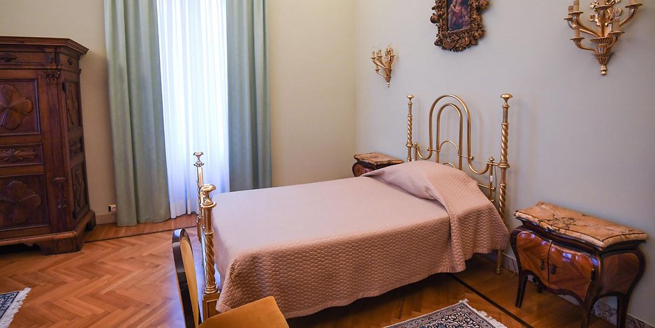 papst-bett-in-castel-gandolfo.jpg.5a7bf8fa1f9df6e935fb43c02086aebb.jpg