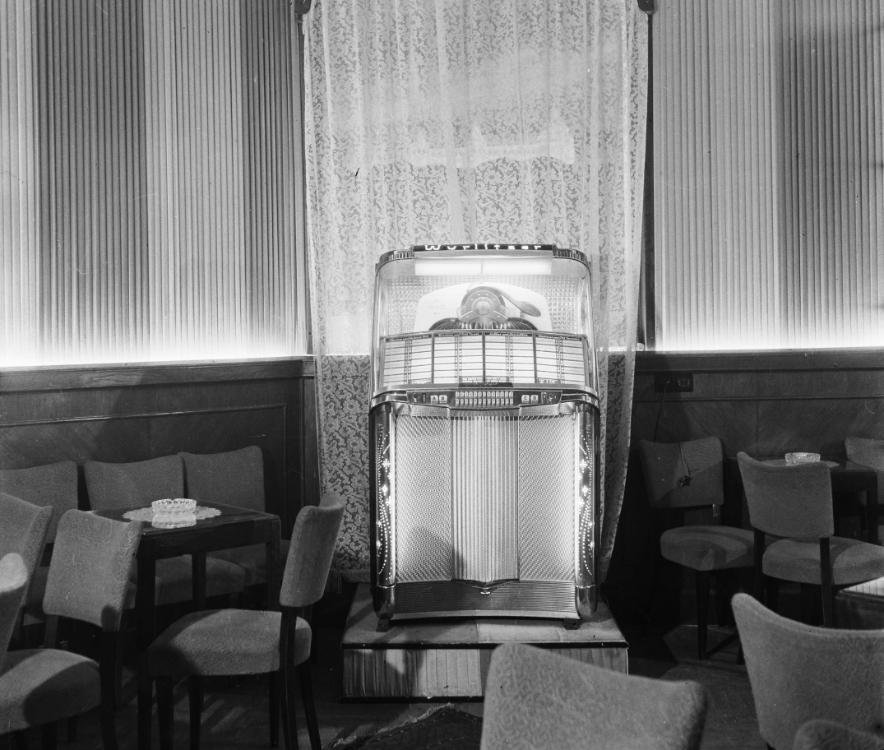 wurlitzer_.jpg.a552ab139e8c6e771517b7e41303901b.jpg